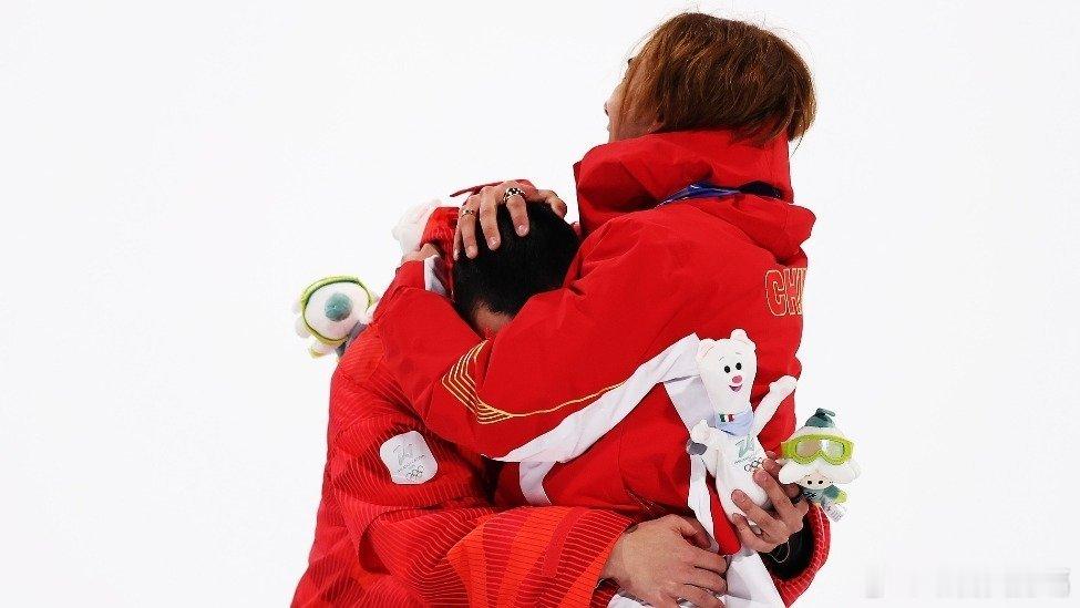 凤凰新闻【苏翊鸣祝贺日本选手包揽金银！送上摸头杀】北京时间2月8日，米兰冬奥会单