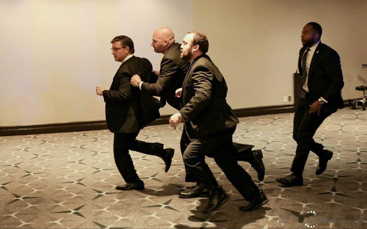 美国众议院议长迈克·约翰逊、卫生部长小罗伯特·肯尼迪被紧急撤离时的照片 