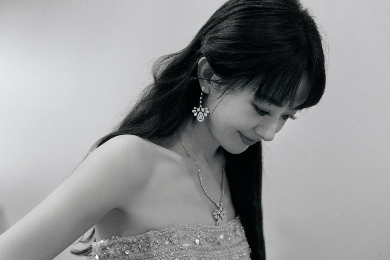 娱乐赵丽颖刘海碎钻抹胸造型 停住这一刻的光影，于喧嚣处静立！！赵丽颖于喧嚣处光影