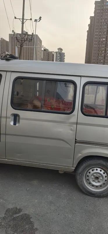 核载5人小车，居然塞了21个人！民警发现时，车开得慢，车身明显下沉，拉开车门，里