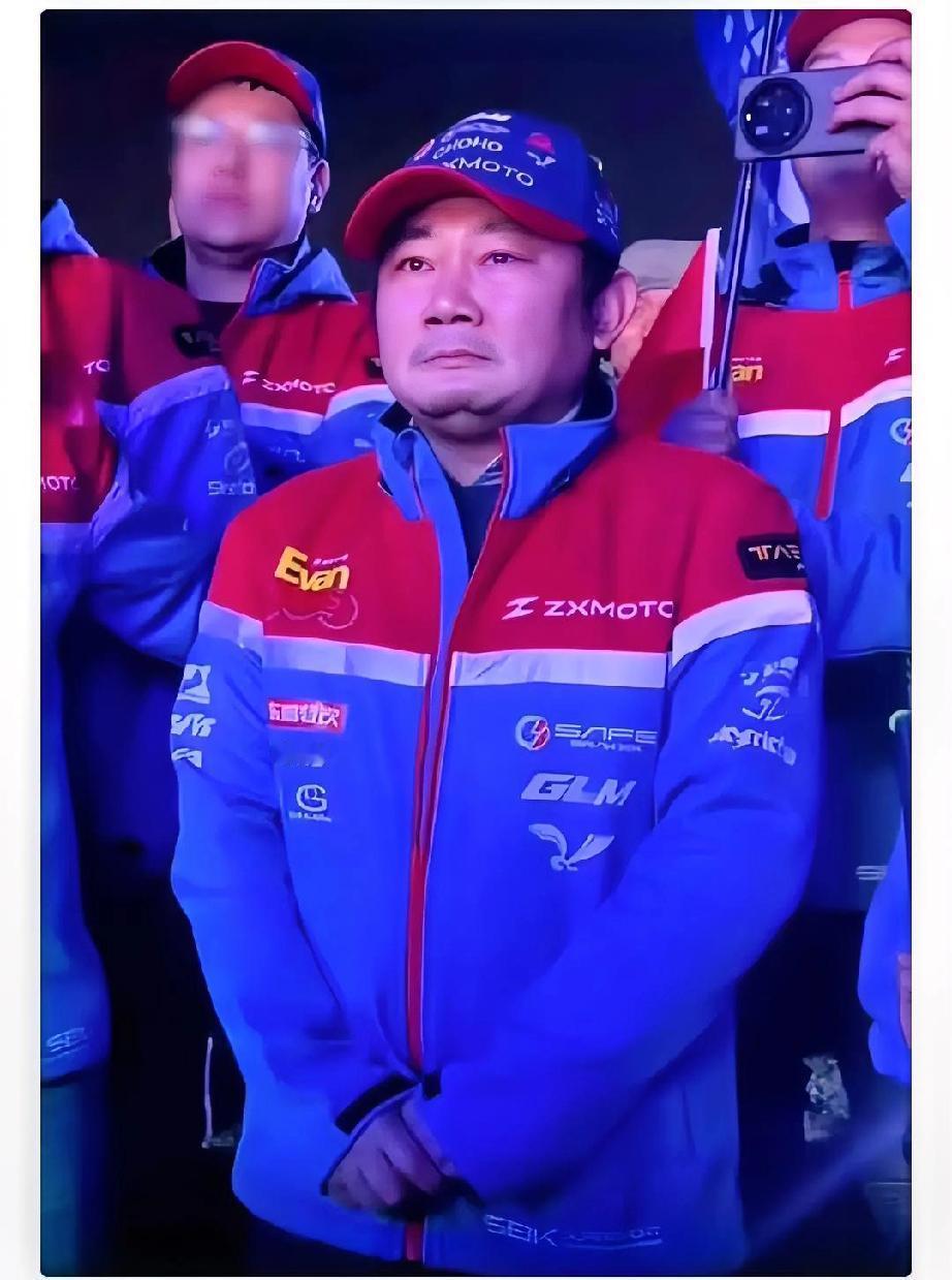 最让人意外的是，
除了车子和奖杯，他还定下了一个特别的规矩。

张雪今晚的拍卖设