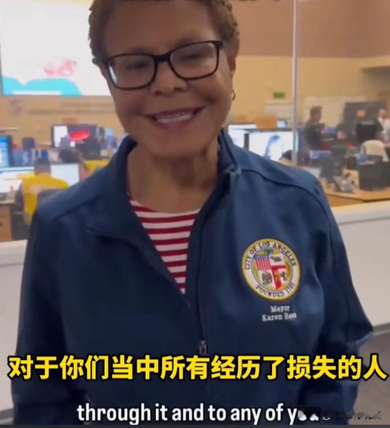 洛杉矶市长双手插兜，笑着回应加州大火，搞得美国人开始怀疑人生了：拉票时无事不管，