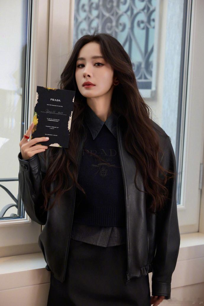 杨幂allblack看秀杨幂手拿Prada邀请函allblack加持，Prada