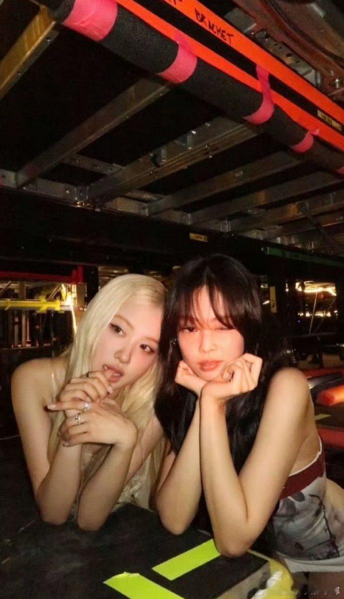 朴彩英晒与jennie合照 朴彩英晒与jennie合照，两人还是很甜蜜的辣~  