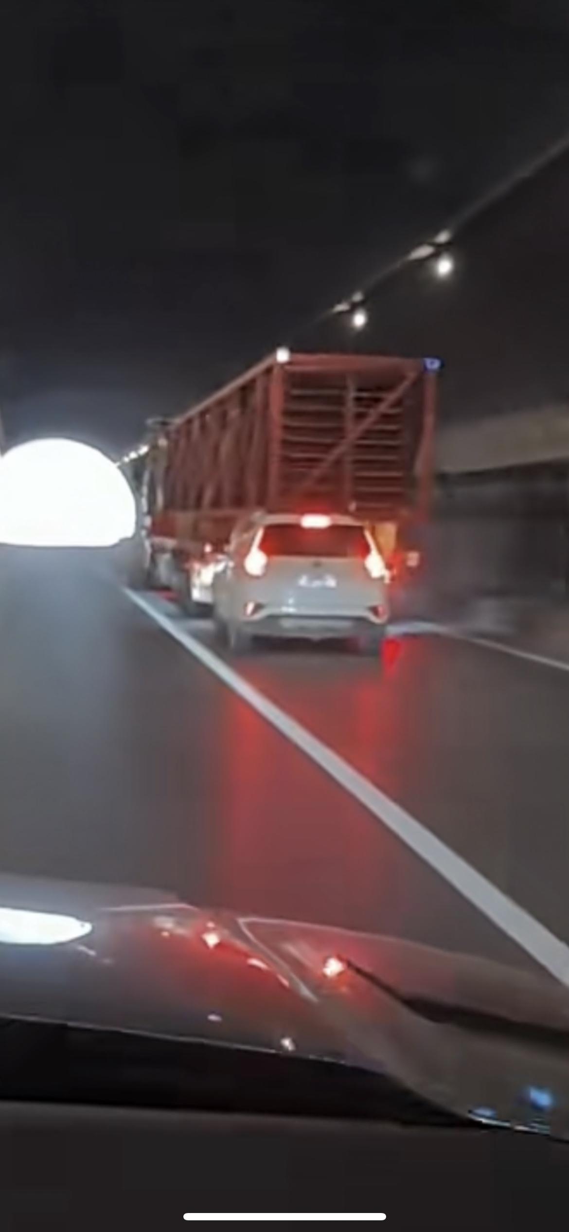 2月4日安徽，白车车主开车睡着追尾大货车，货车司机不知情拖行轿车2公里左右，后车