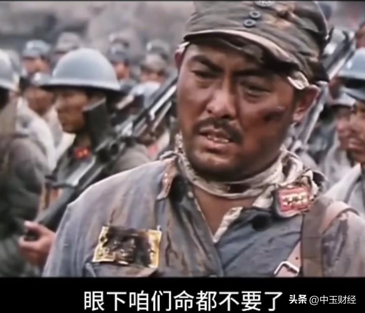 孙连仲向台儿庄守军下达进攻命令，还颁发大洋作为奖励。瞧那国军的装备，着实简陋，身