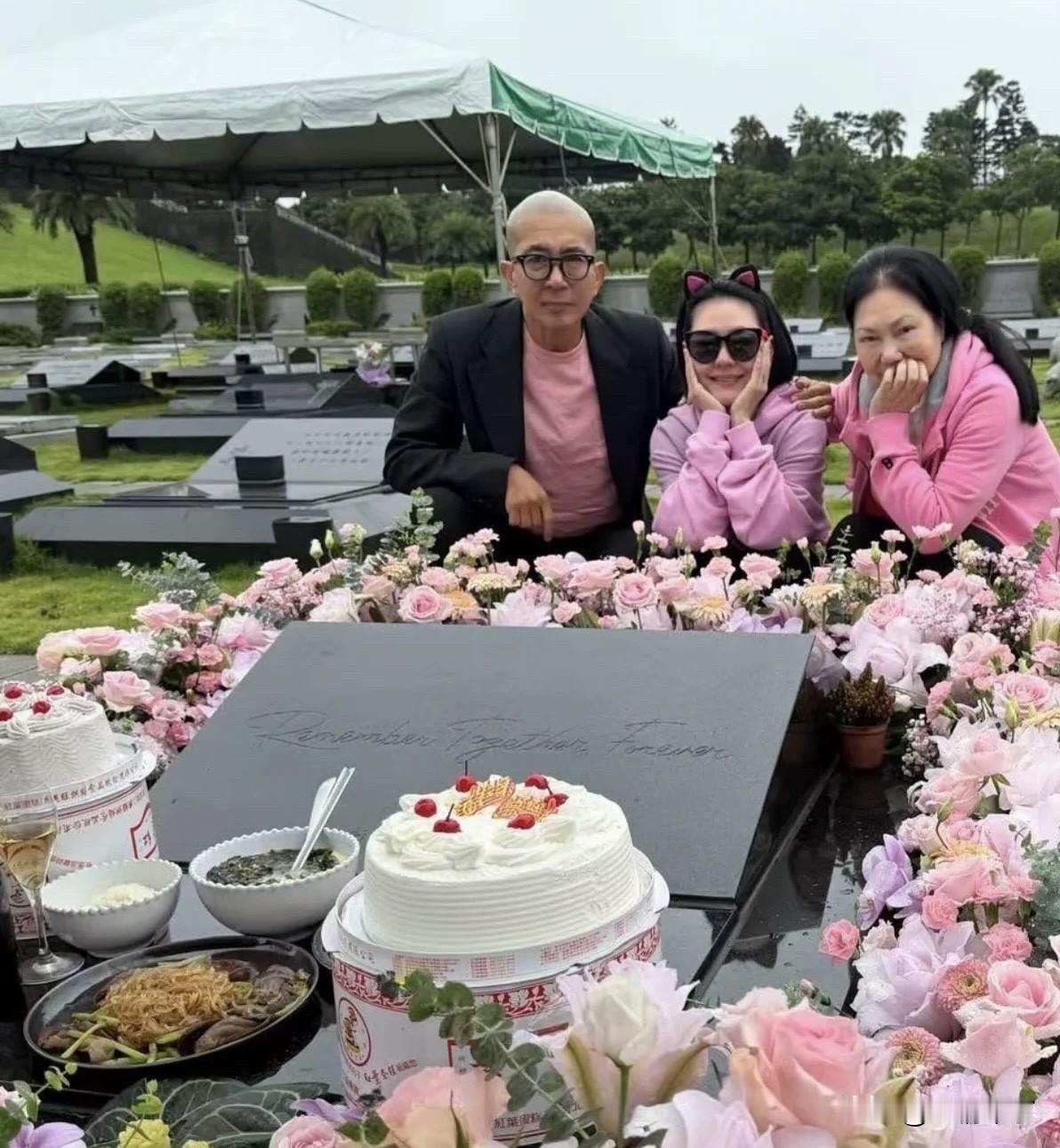 50岁冥诞｜S妈、小S、具俊晔一同祭拜大S，实在难以接受她已然离去。
家人带上了