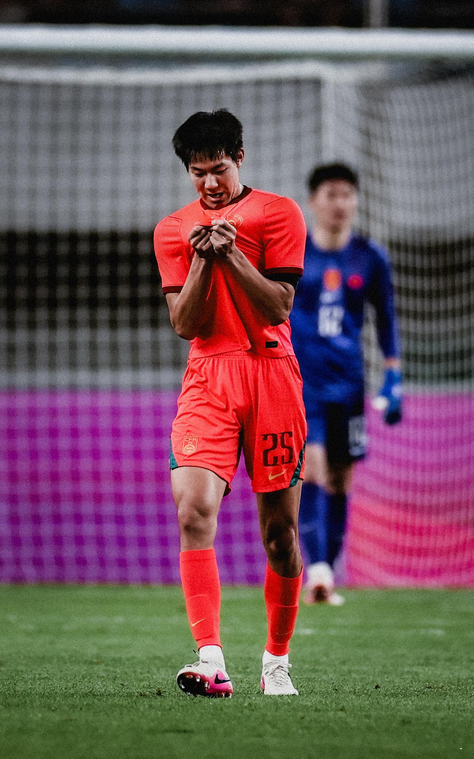 年轻人爱国的样子，总是让人无比动容。🇨🇳张瑷晖亲吻国旗u23国足3比0塔吉克