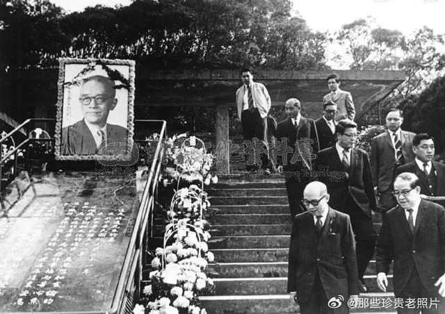 1972年，胡适病逝十周年，严加凎等人祭奠胡适 