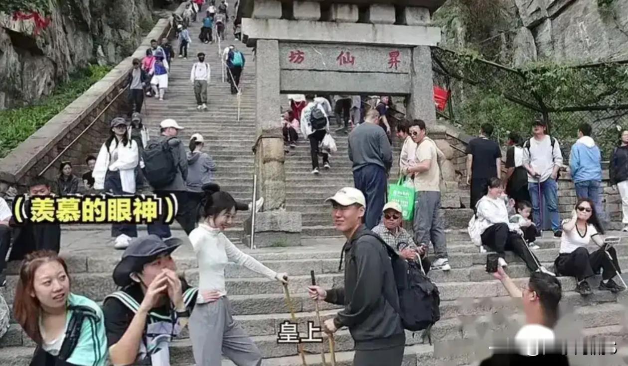 笑不活了,女子爬泰山雇两个男大学生陪爬，网友:这钱真不白花啊！
最近有一位女子雇