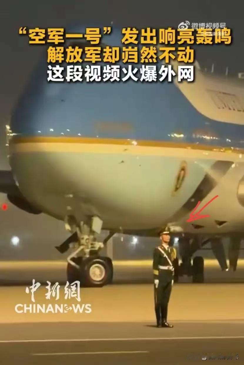 这位兵哥哥不仅让咱们自豪
还火爆外网了
在面对飞机时，他纹丝未动，外国网友评论道