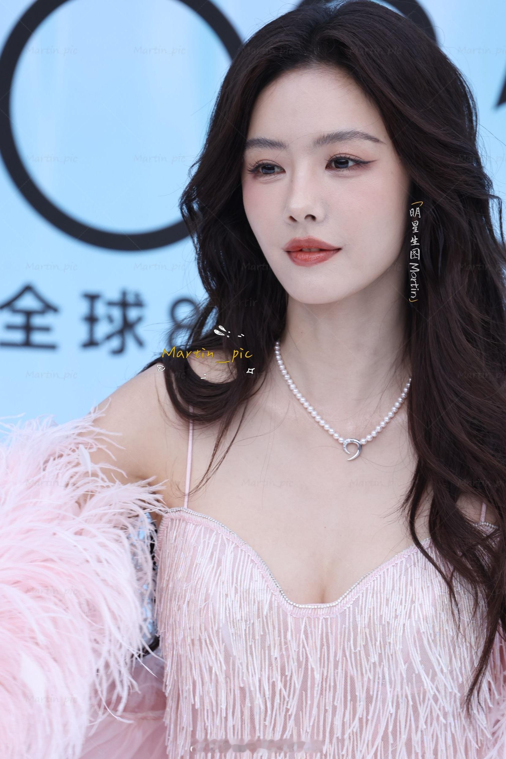 蔡文静[超话] 蔡文静Elle风尚大典红毯生图风好会吹呀[好爱哦][好爱哦]姐姐