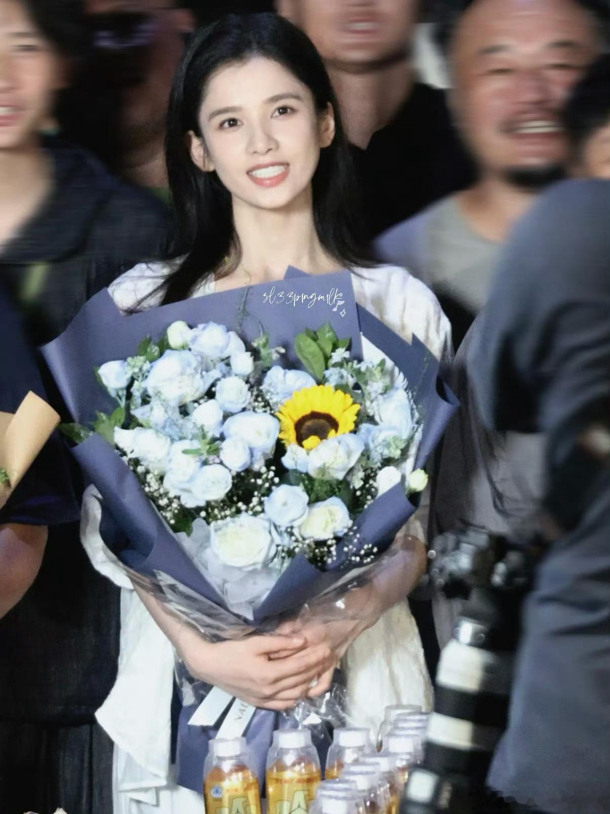 何尝不是张婧仪的最佳赏味期？！这瘦的骨骼清奇，和清雾这个名字不要太适配！！！ 