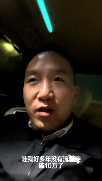 做了十几年安保的老板，第一次靠发球员视频爆了。
 
他是2026WTT重庆冠军赛