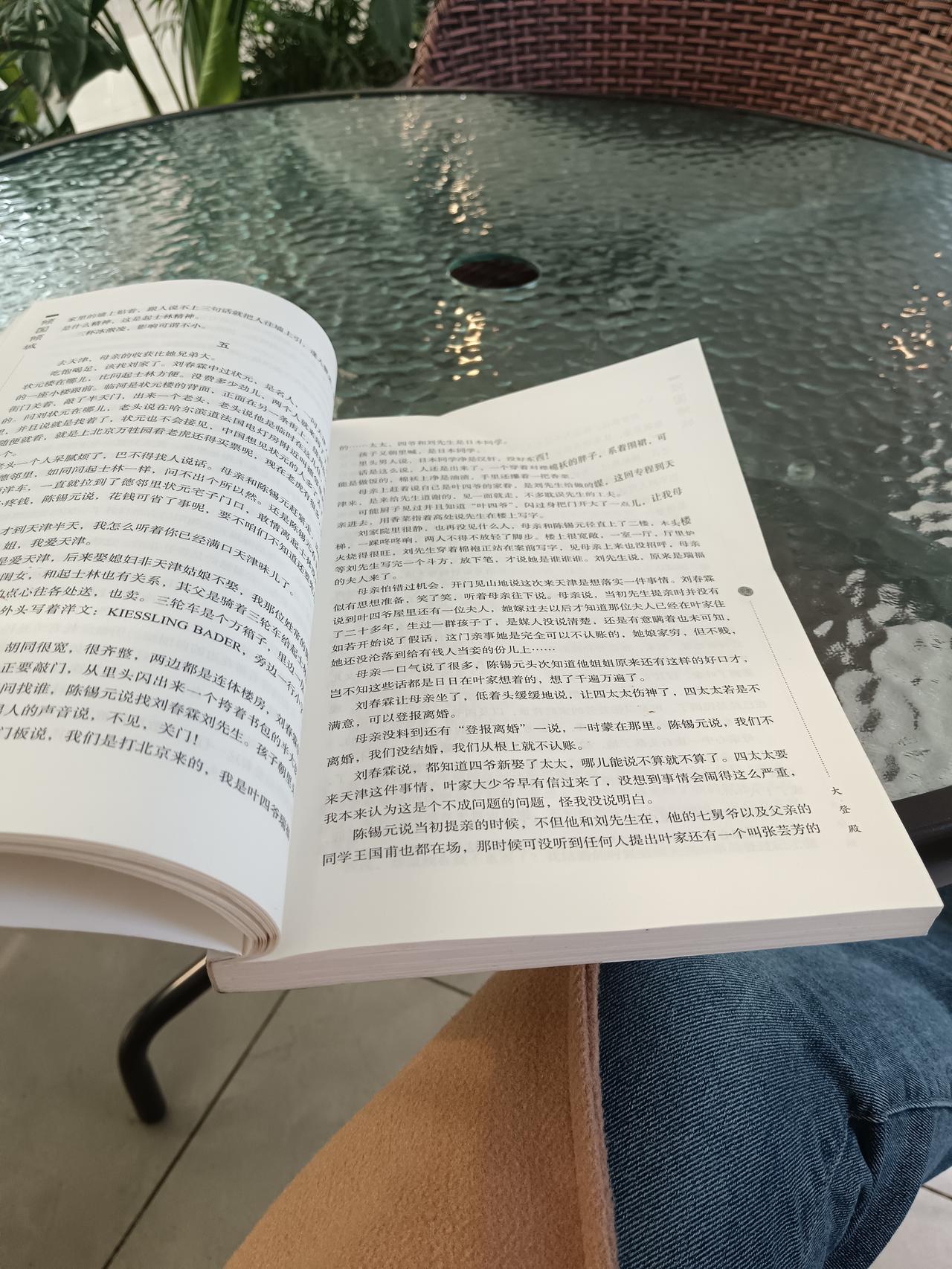 商场一隅有这么一个安静的免费读书角，真是让人心情愉快，逛完商场再来坐一会，在书的