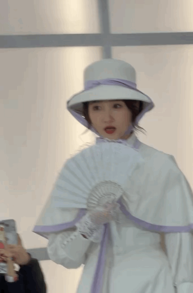 关晓彤十三姨关晓彤甩扇子 扇舞翩跹再现经典！关晓彤用灵动演技赋予十三姨新生命，双