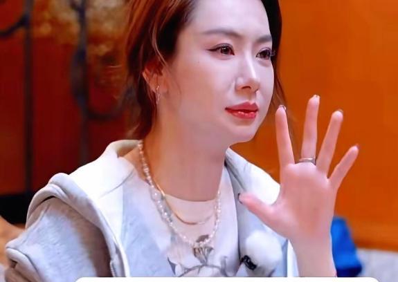 别再炫耀你人缘好了。
心理学说，对谁都好，等于对谁都不重要。
戚薇当初觉得李承铉