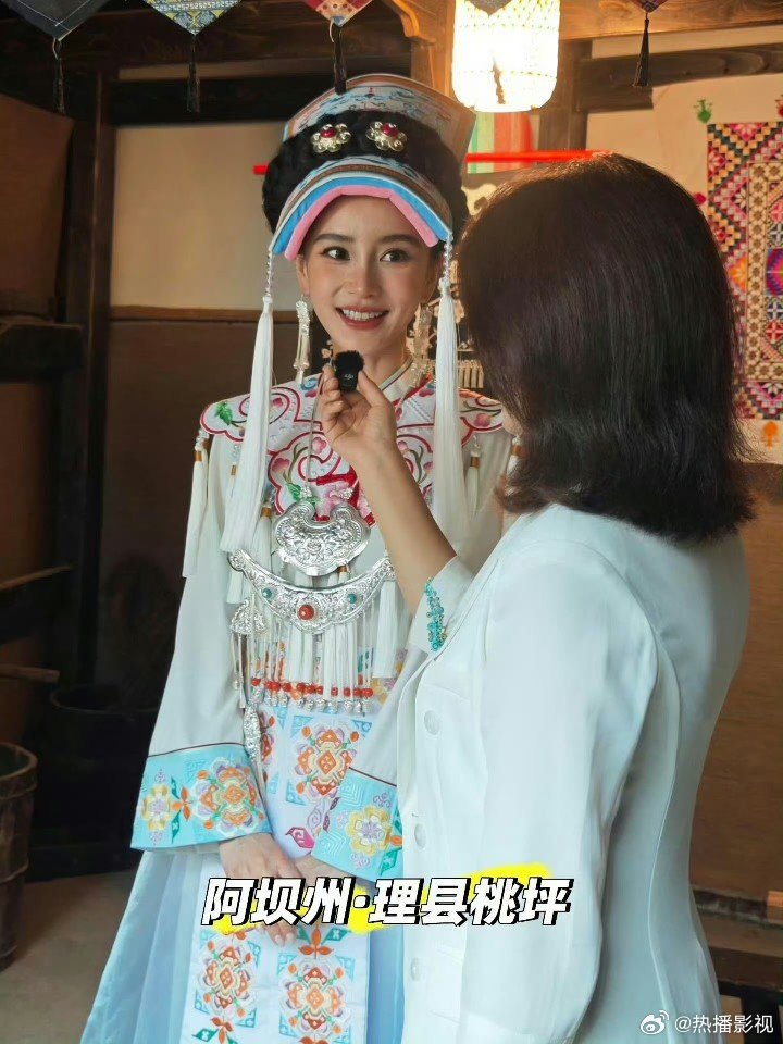主持人晒angelababy羌族造型主持人晒了和angelababy羌族造型的合