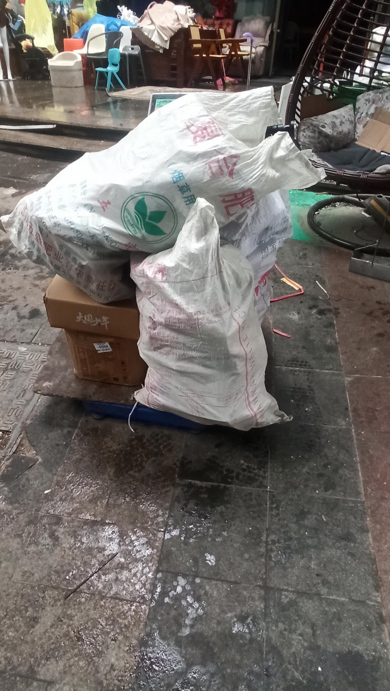 这一堆全是书，总重量共有140斤，按道理读书人卖书是一种罪过；虽然在这个高等文凭