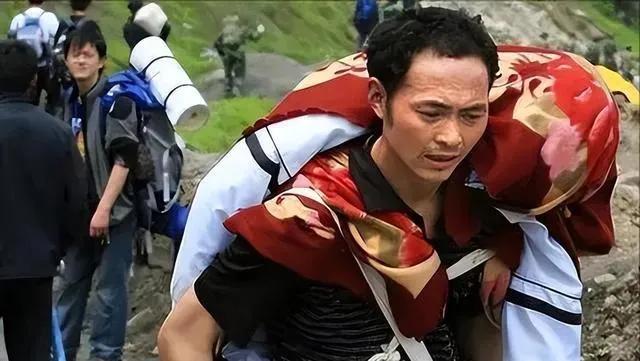 “不用治了，他已经死了！”汶川地震中，一位瘦弱的父亲背着高大的儿子的遗体，徒步2