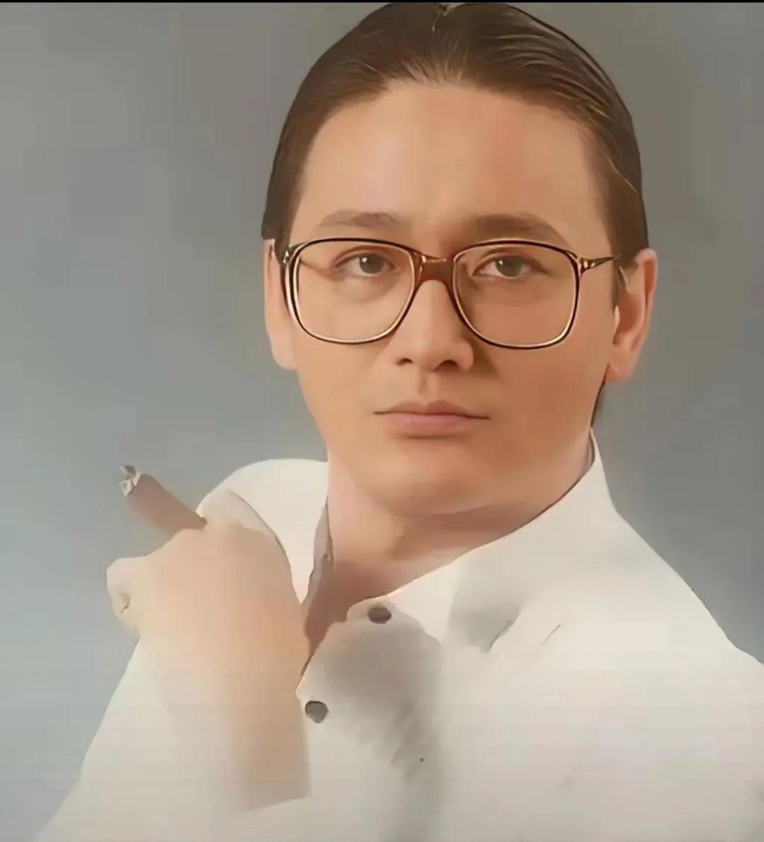 这个眼镜男这扮相看着很有书生气质，中分发型，宽大的眼睛架在鼻梁上，白衬衫，手里夹