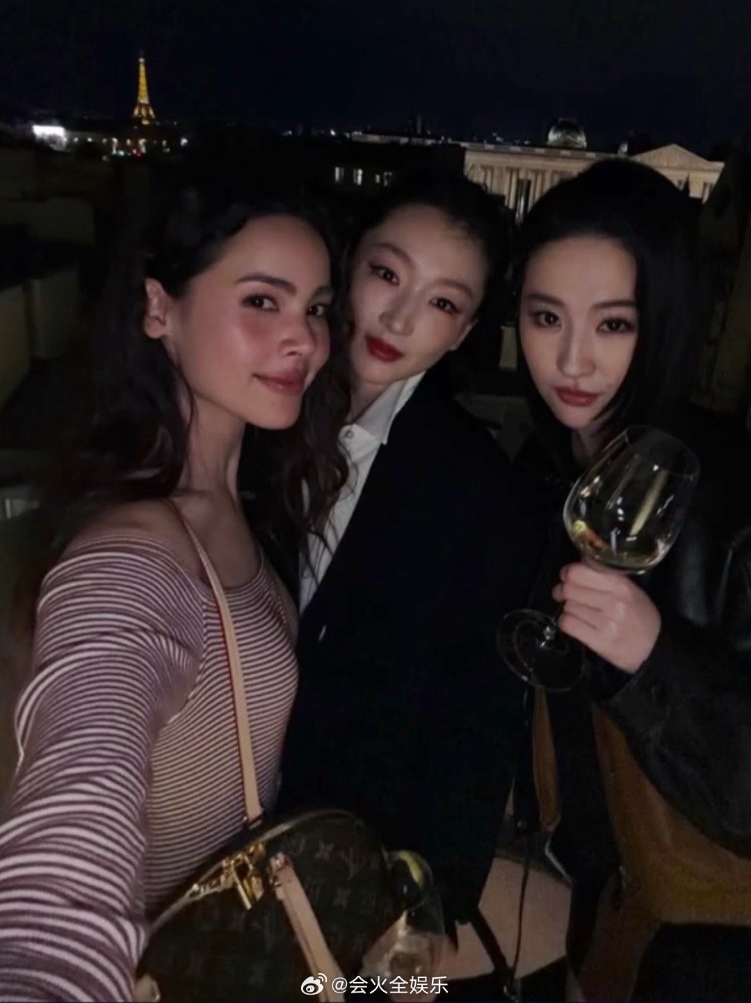 好漂亮的姐姐们刘亦菲周冬雨晚宴合影刘亦菲周冬雨同框合照