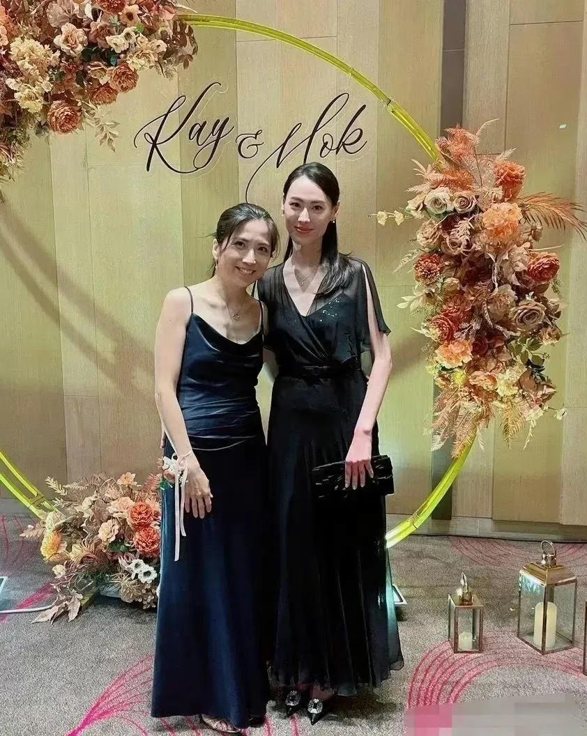 梁洛施罕见带长子李长治参加好友婚礼！

梁洛施带儿子李长治盛装出席好友婚礼，
3