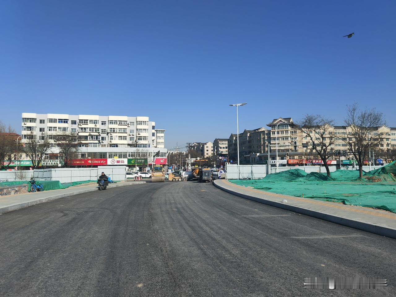 保定南关大桥围挡打开，加紧施工！看来这是快要通车了吧！抓紧吧，这里堵时间太长了。