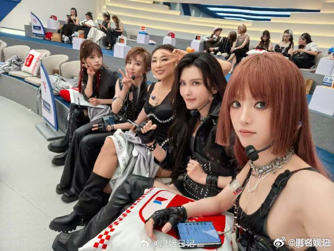 山大毕业典礼唱浪姐7主题曲乘风2026一边是四年青春落幕，一边是乘风破浪的信念，
