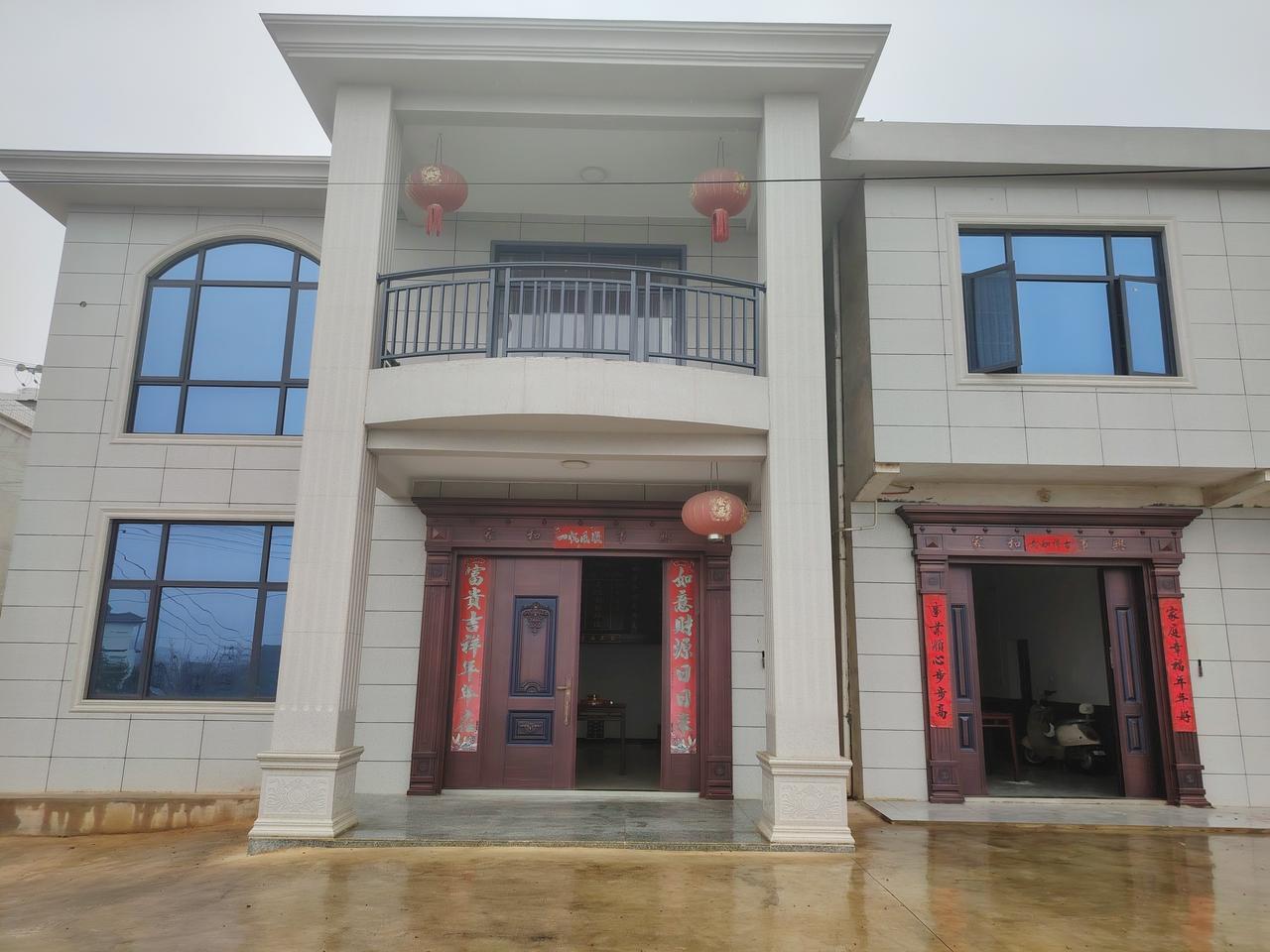 去年我带着两个女儿，女婿，外孙，又一次回老家过年了。
年迈的母亲已84了，她不想