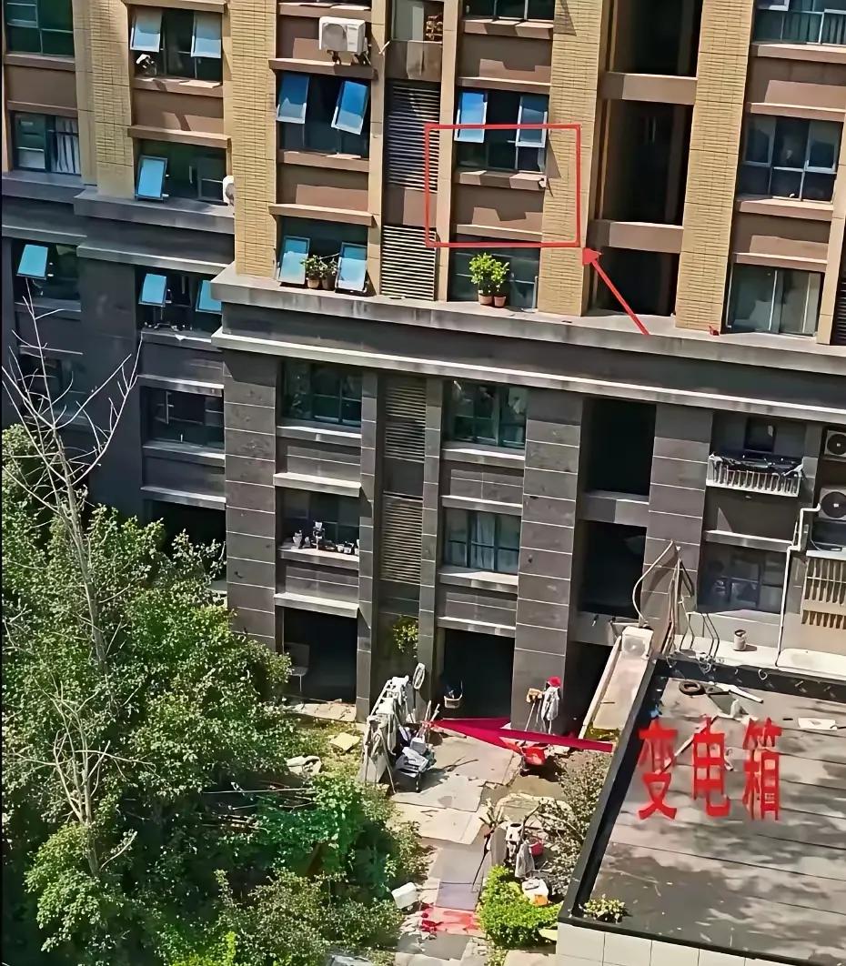 家里起火，楼层五层也不算高，这是什么命运啊，如此倒霉，救援也是不会救，云梯和气垫