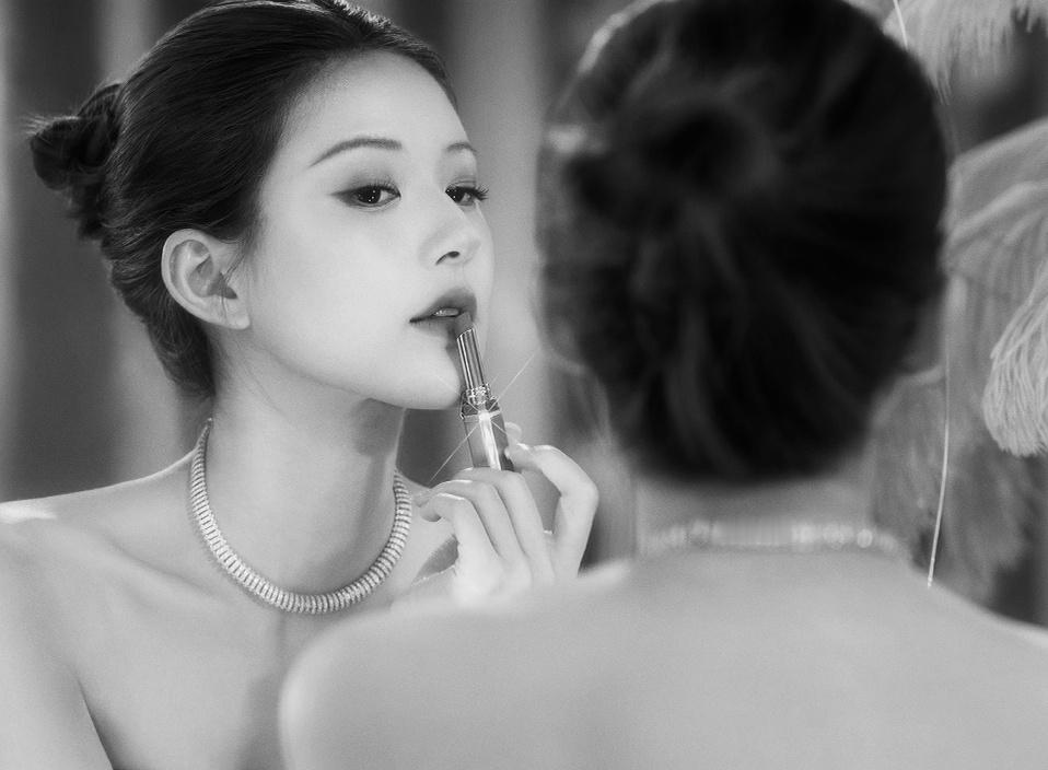 她并不在意，或者换一种说法，她在乎的只是面前这个男人是否能给予她想获得的资源。或