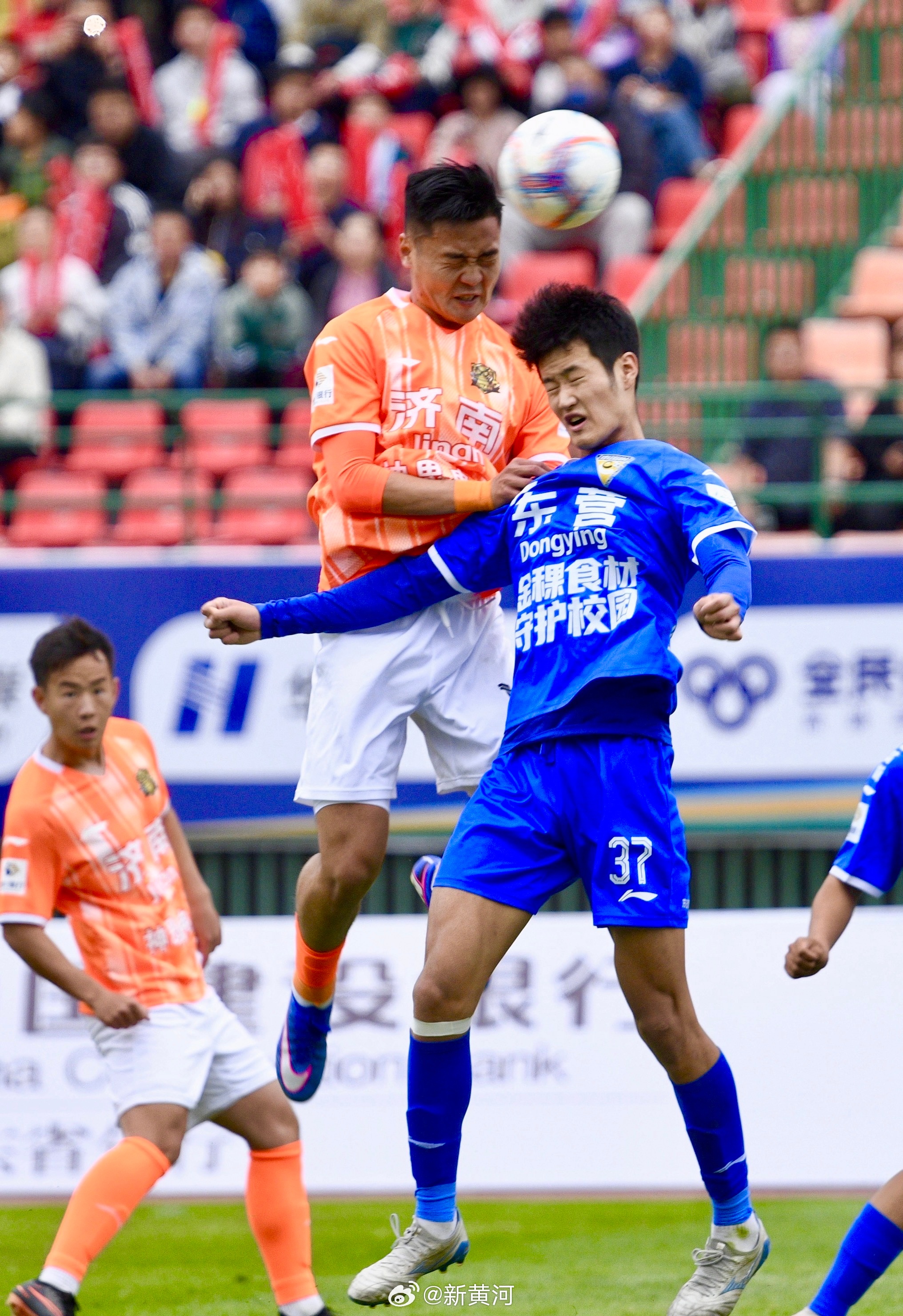 【#13岁小孩哥为东营队呐喊加油#】5月2日下午，2026齐鲁超赛济南赛区迎来焦