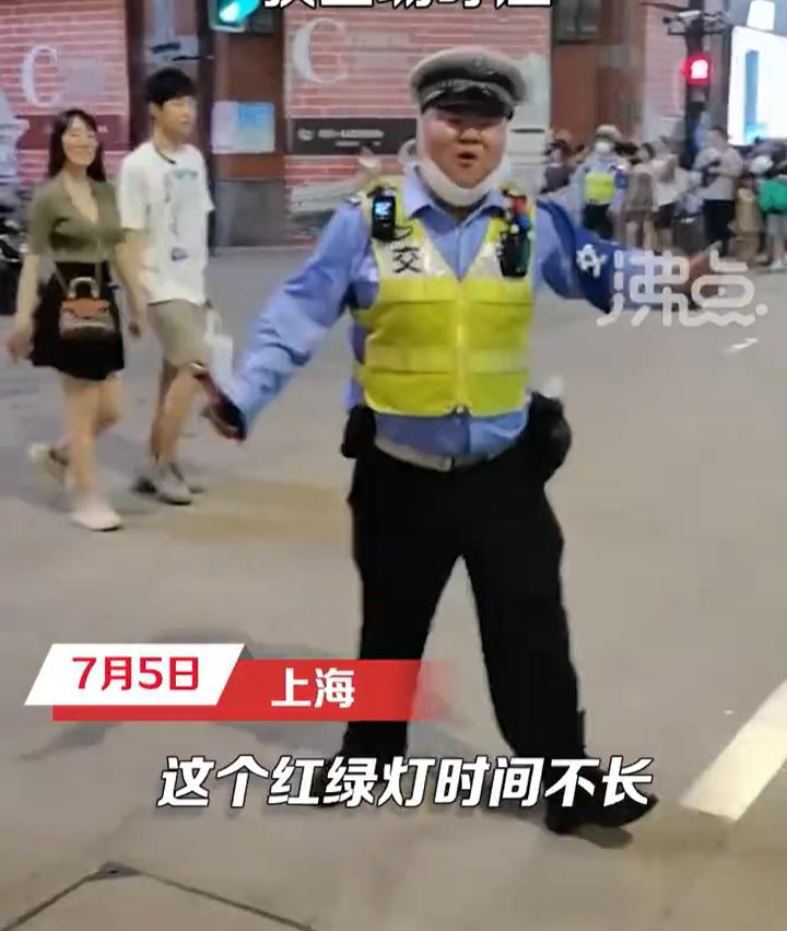 【 网友：他的快乐会传染】7月5日，上海外滩，一名交通协管员撞脸“小岳岳”岳云鹏