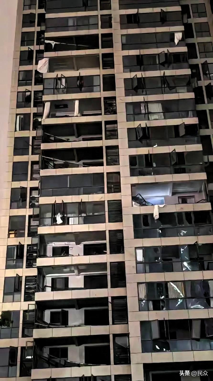 看到黄冈那起高层建筑被大风“吸走”窗户的视频，心里咯噔一下，真就是现实版“空中楼