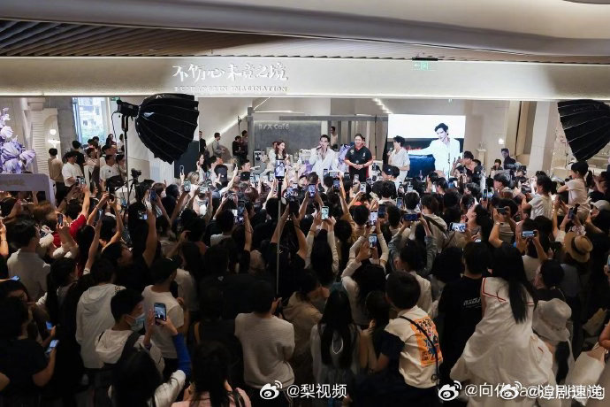 向佐晒与向佑合照向佐向佑合照 向佐在社交平台分享了和弟弟向佑的合照，画面里兄弟二