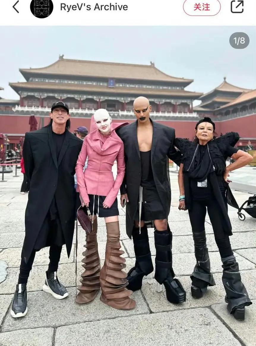 15日，美国时装设计师 Rick Owens 和他的团队成员，因穿着怪异的服装而