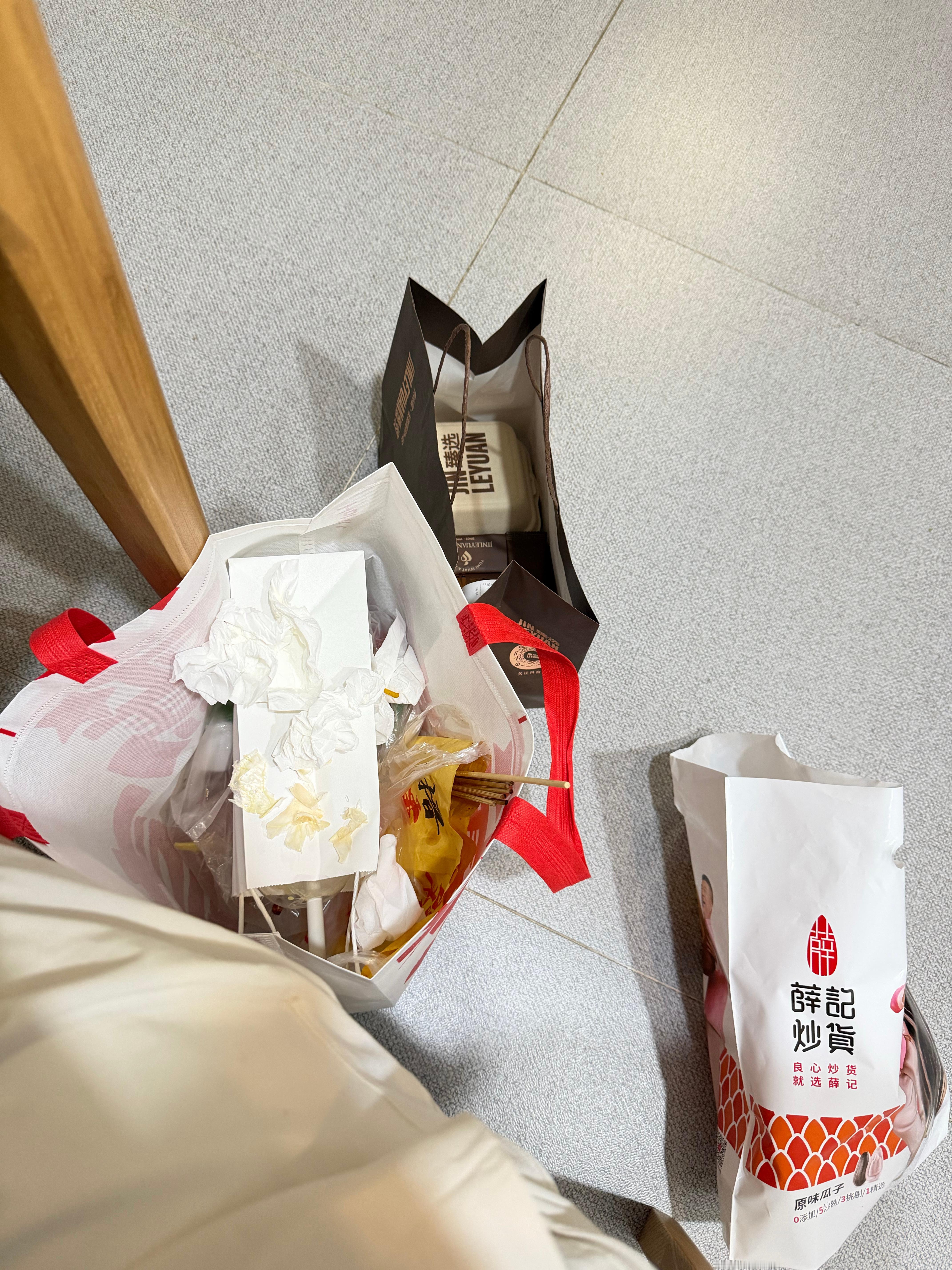 到底要吃多少东西啊！！！死猪，一直在吃吃吃！！ 