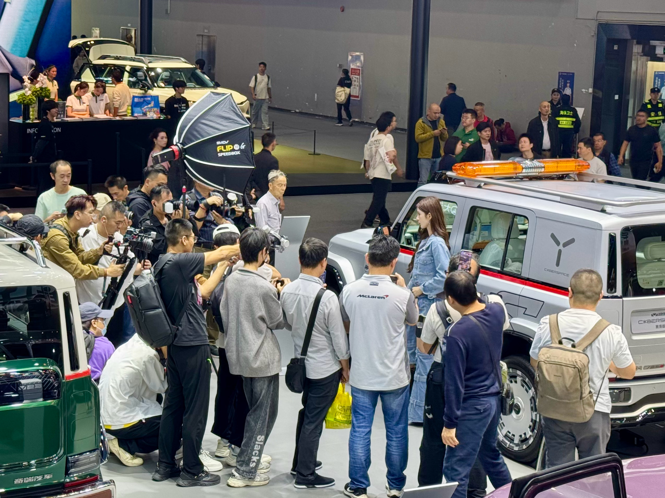 朋友传来的车展现场情况，公共日，还是车模比车热度高