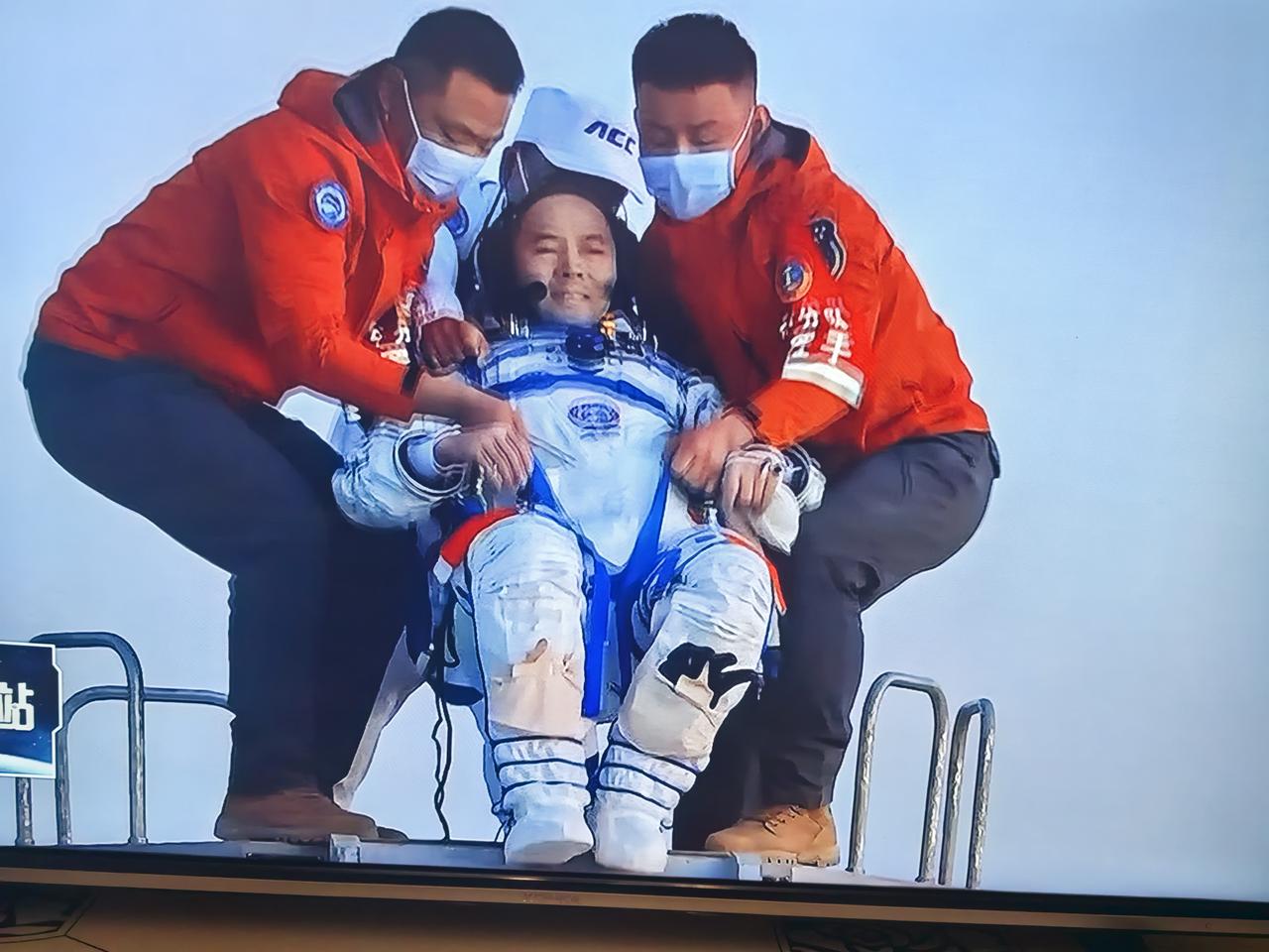 神舟二十一号航天员今日成功着陆啦！这可是大喜事。他们在太空住了一百八十六天，今天