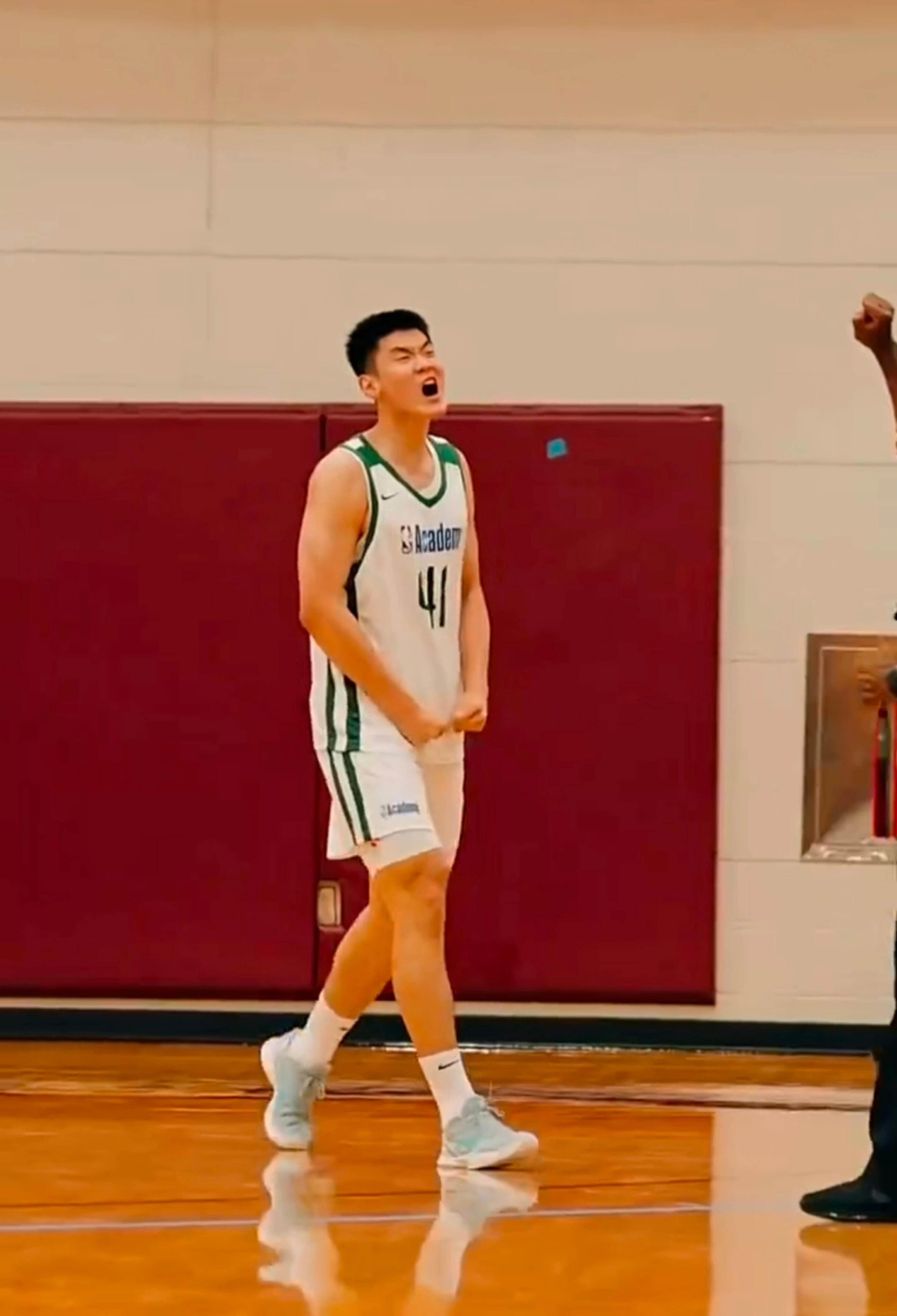 王洪泽参加NBA篮球学院赛发挥亮眼，目前场均上场21分钟，能得到9.7分3.3个