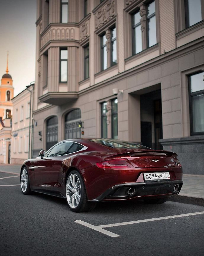 阿斯顿・马丁 Vanquish 就像一颗璀璨的星星，在汽车文化的天空中闪耀，每一