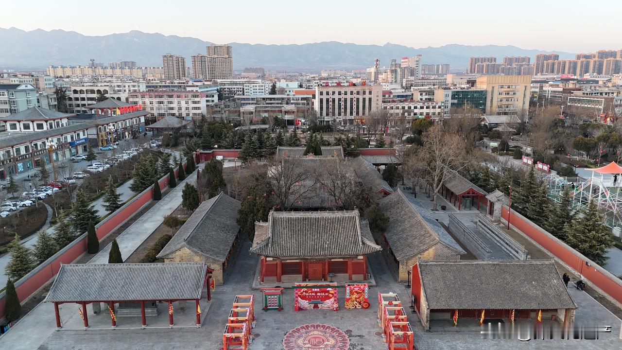 山西运城芮城城隍庙，始建于宋代，元明清三代都有重修。建筑大殿为宋代遗构，享亭为元