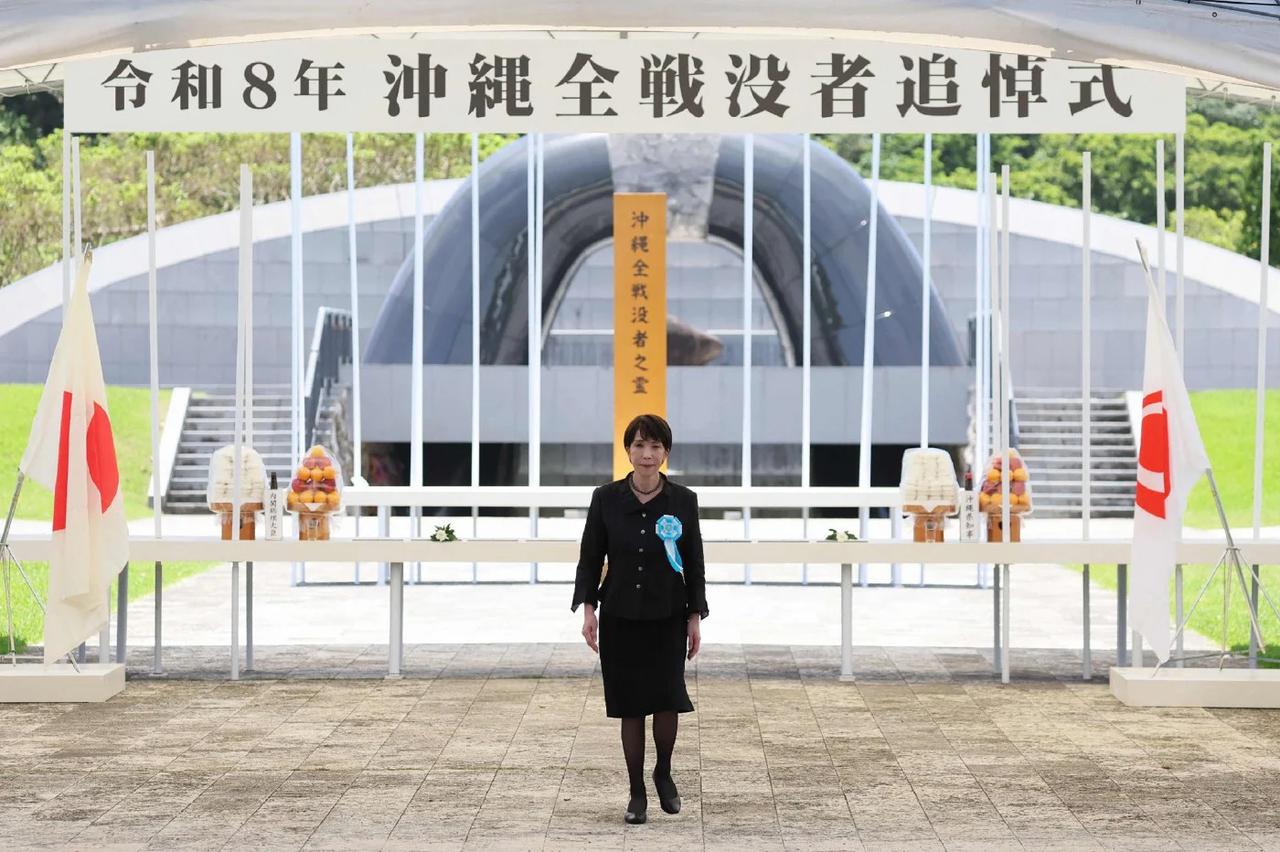 追悼仪式变抗议大会，高市早苗的冲绳之行有多尴尬？
据法新社报道，日本首相高市早苗