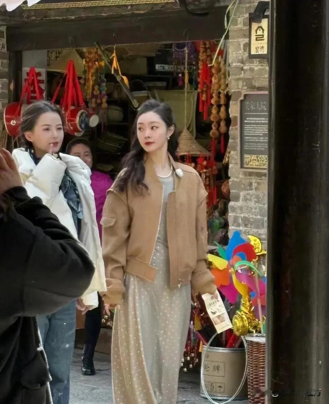 网友偶遇宋轶，本人真的白的发光，五官精致立体笑起来一点也不崩，干干净净的女孩子真