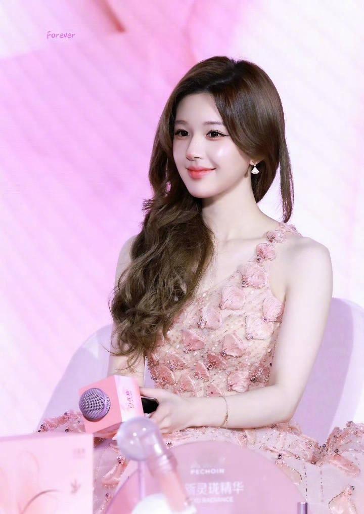 迪丽热巴粉丝舔的裙子，被赵露思穿了… 