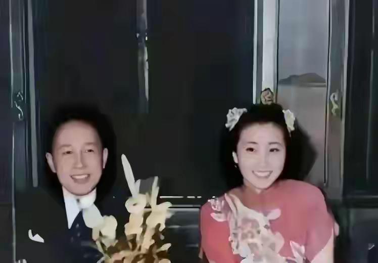 这是一张1947年的合影，钱学森和蒋英在和平饭店成婚，两人的脸上洋溢着幸福的笑容