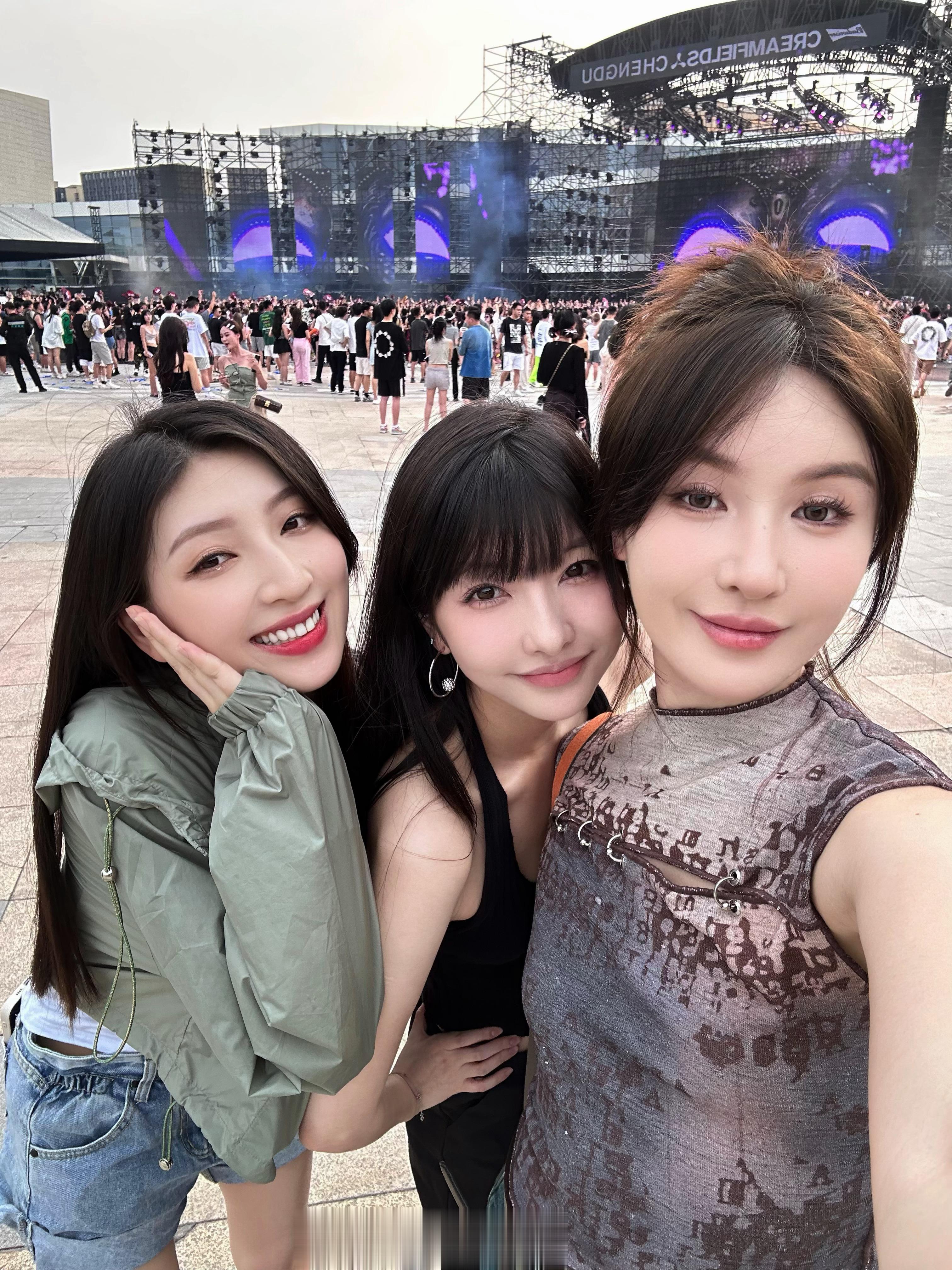 闪现成都音乐节（上周闪的）见到了好久没见的朋友～ ​​​