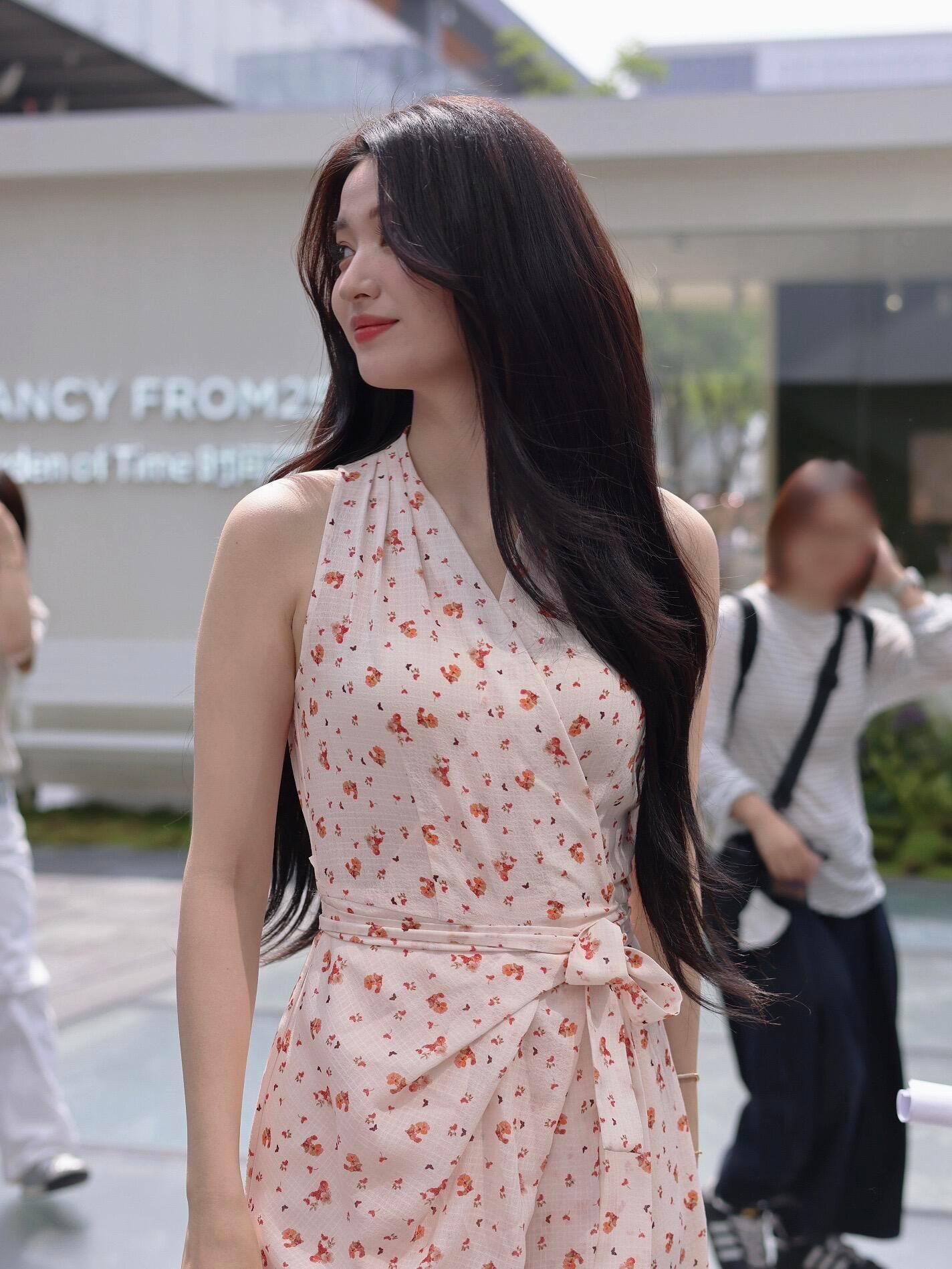 王楚然超话  玉足脚脚，发射发射＞＞＞💕💕💕 