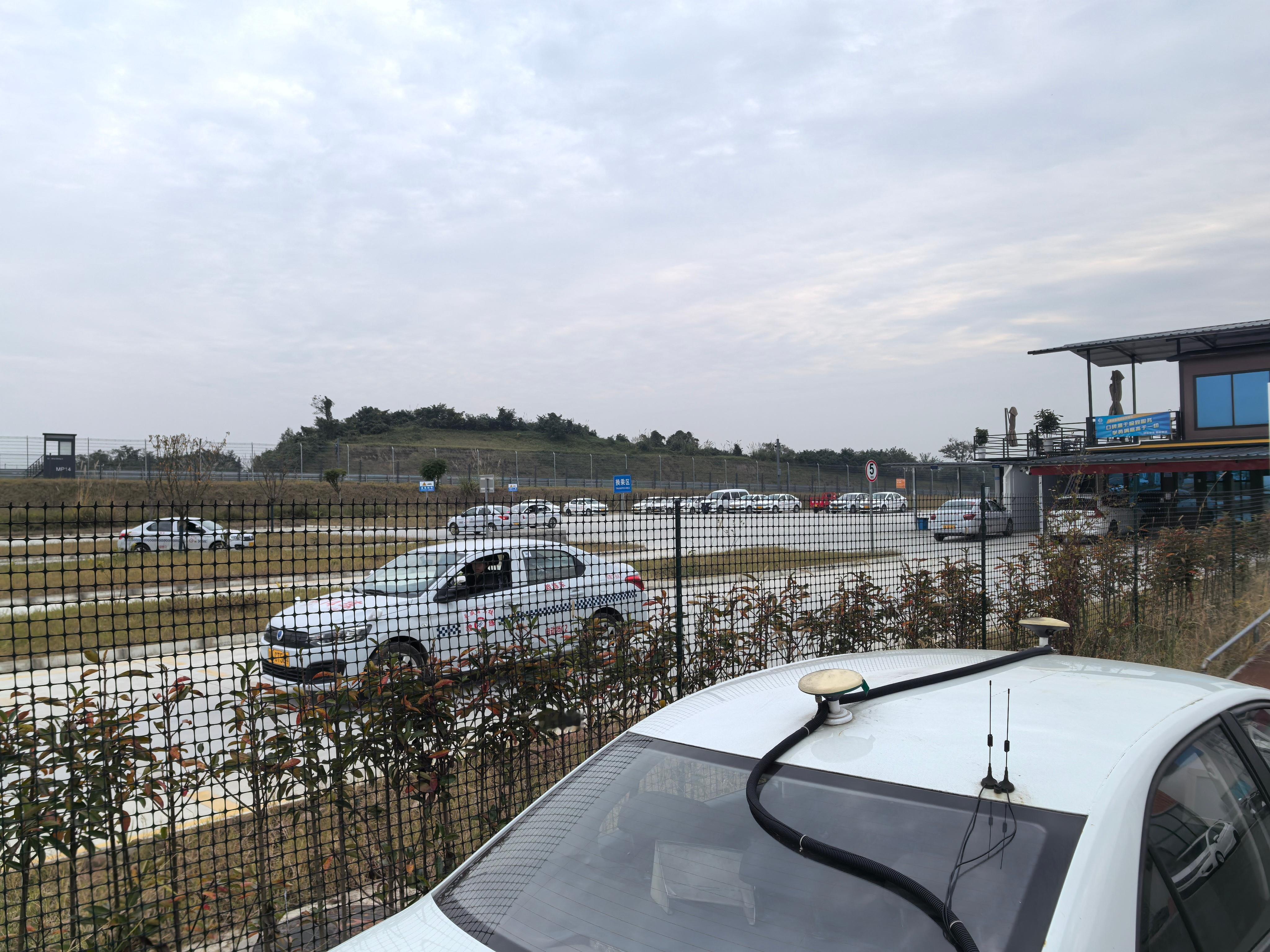 天府赛道里的驾校开业了，赛车氛围Buff加成，不知道通过率是不是更高一些 